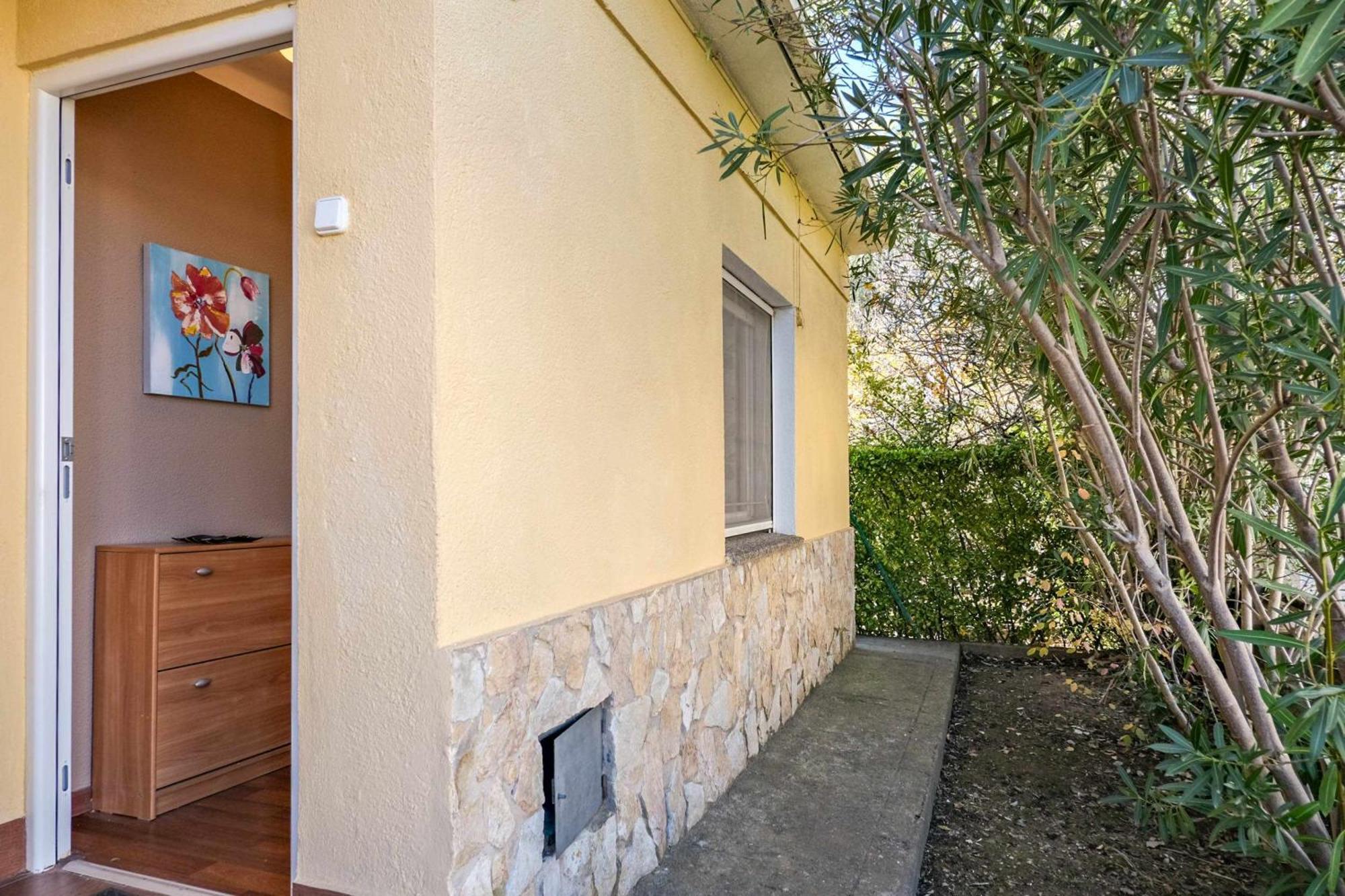 Can Camps Besalu Casa Planta Baja Con Jardin Екстериор снимка